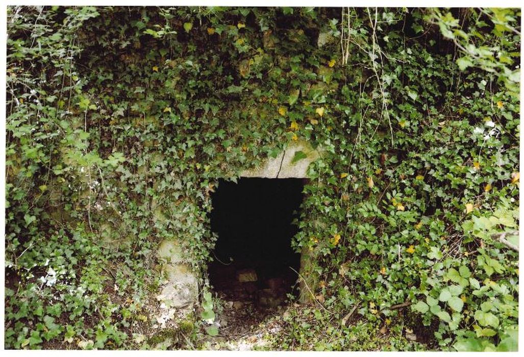 entrée depuis la D472, dominant la rive droite de la Furieuse