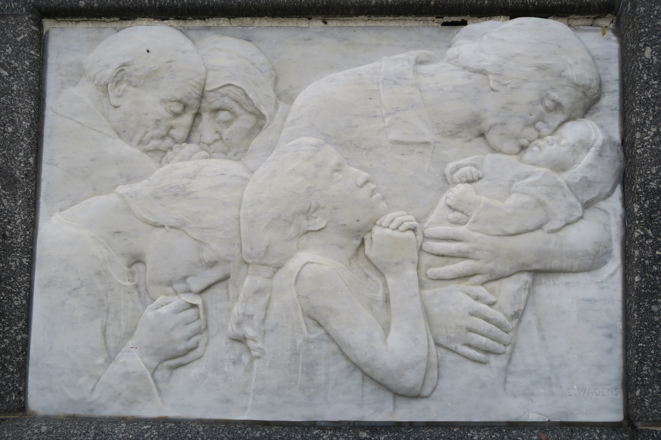 détail du monument (face est)