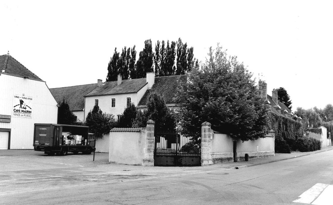 angle sud-ouest, depuis la rue 