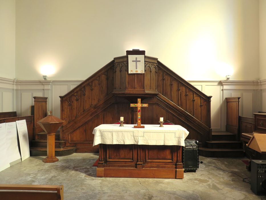 chaire pastorale, fonts baptismaux, autel 