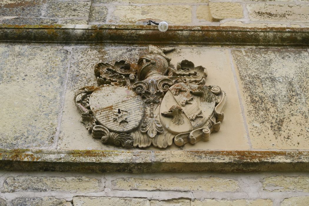 porterie, détail des armes des Guyot de Saint Michel et des serrey de chatoillenot