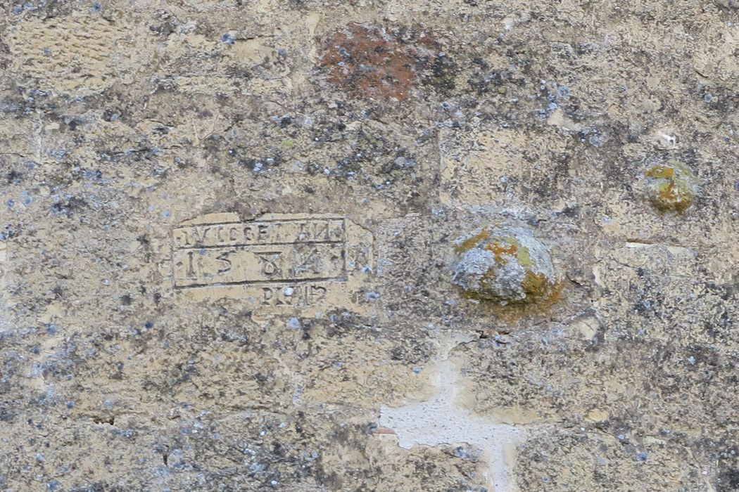 corps de logis, tour ronde, façade est, détail du millésime 