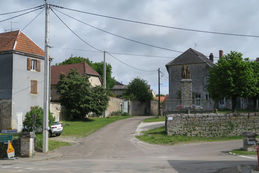 vue générale du monument dans son environnement depuis le sud-ouest 