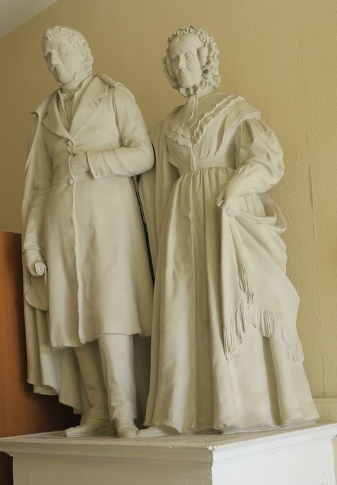 groupe sculpté en ronde-bosse grandeur nature figurant M. et Mme Désiré Adrien de Pétremand de Valay, bienfaiteurs de la commune