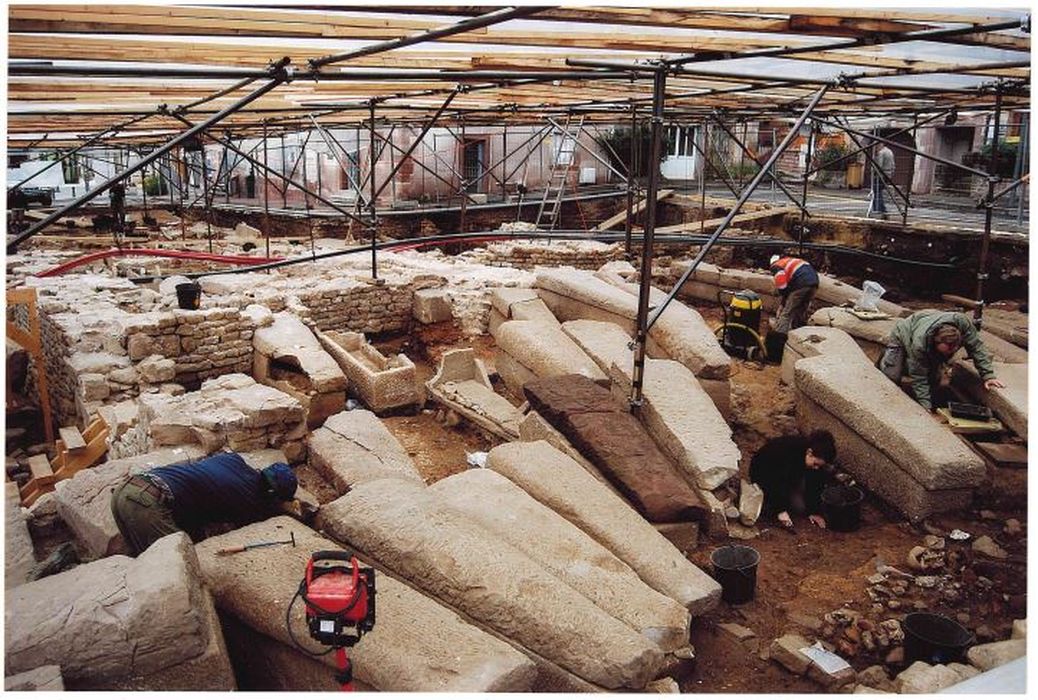 vue générale de la nécropole au chevet de la crypte depuis le sud-est