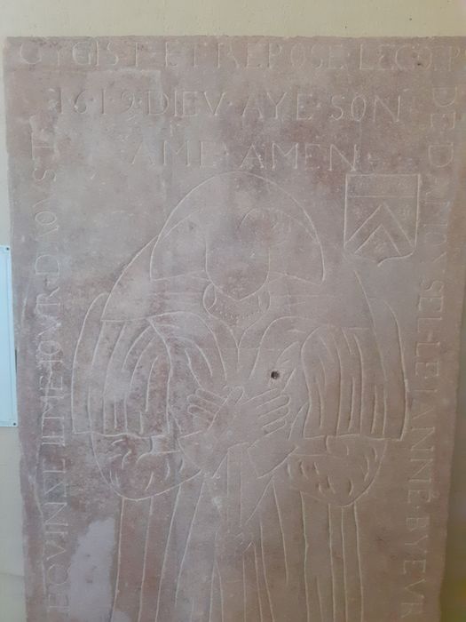 dalle funéraire de Jeanne Byèvre, femme de Nicolas Lesneur, vue partielle