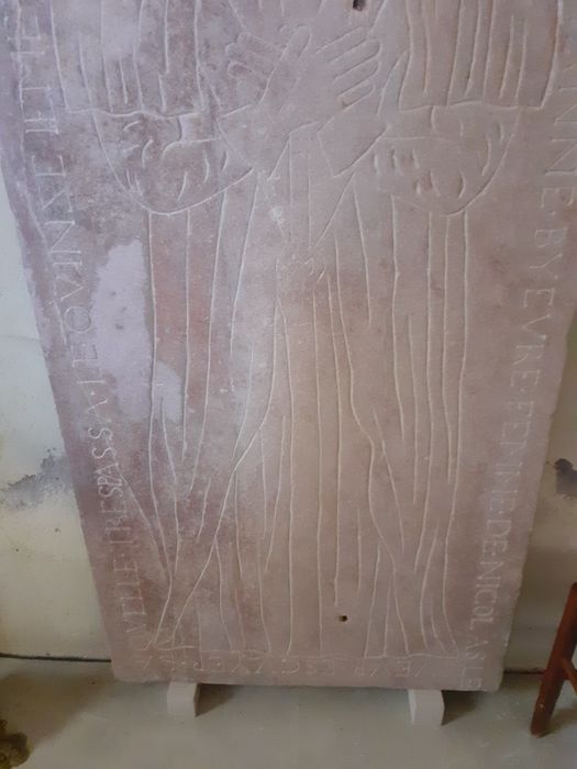 dalle funéraire de Jeanne Byèvre, femme de Nicolas Lesneur, vue partielle