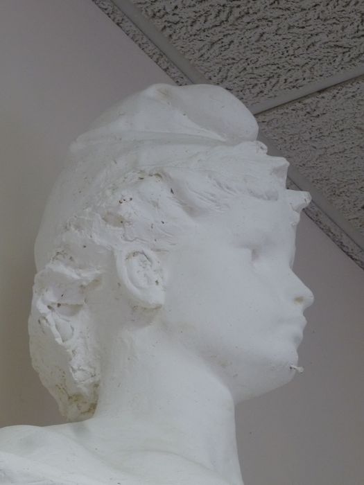 statue : buste de la République, vue partielle