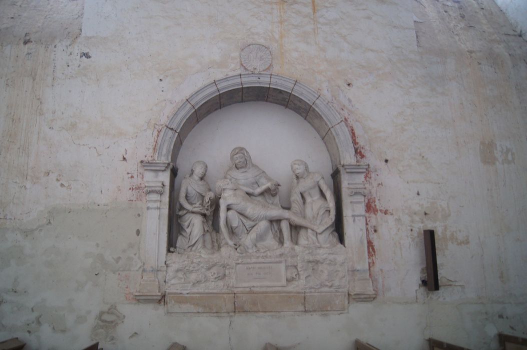 groupe sculpté : Vierge de pitié accompagnée de saint Jean et de Marie-Madeleine