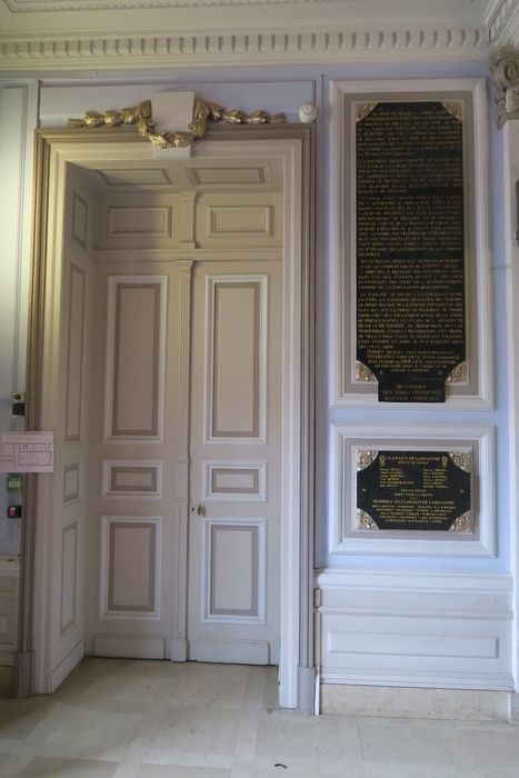 vestibule, détail des plaques historiques ajoutées en 1926