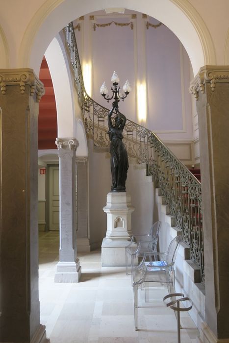 vestibule, grand escalier