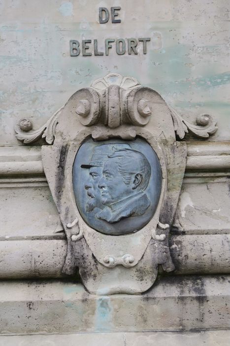 face sud, détail du soubassement, bas-relief d’Adolphe Thiers et Denfert-Rochereau