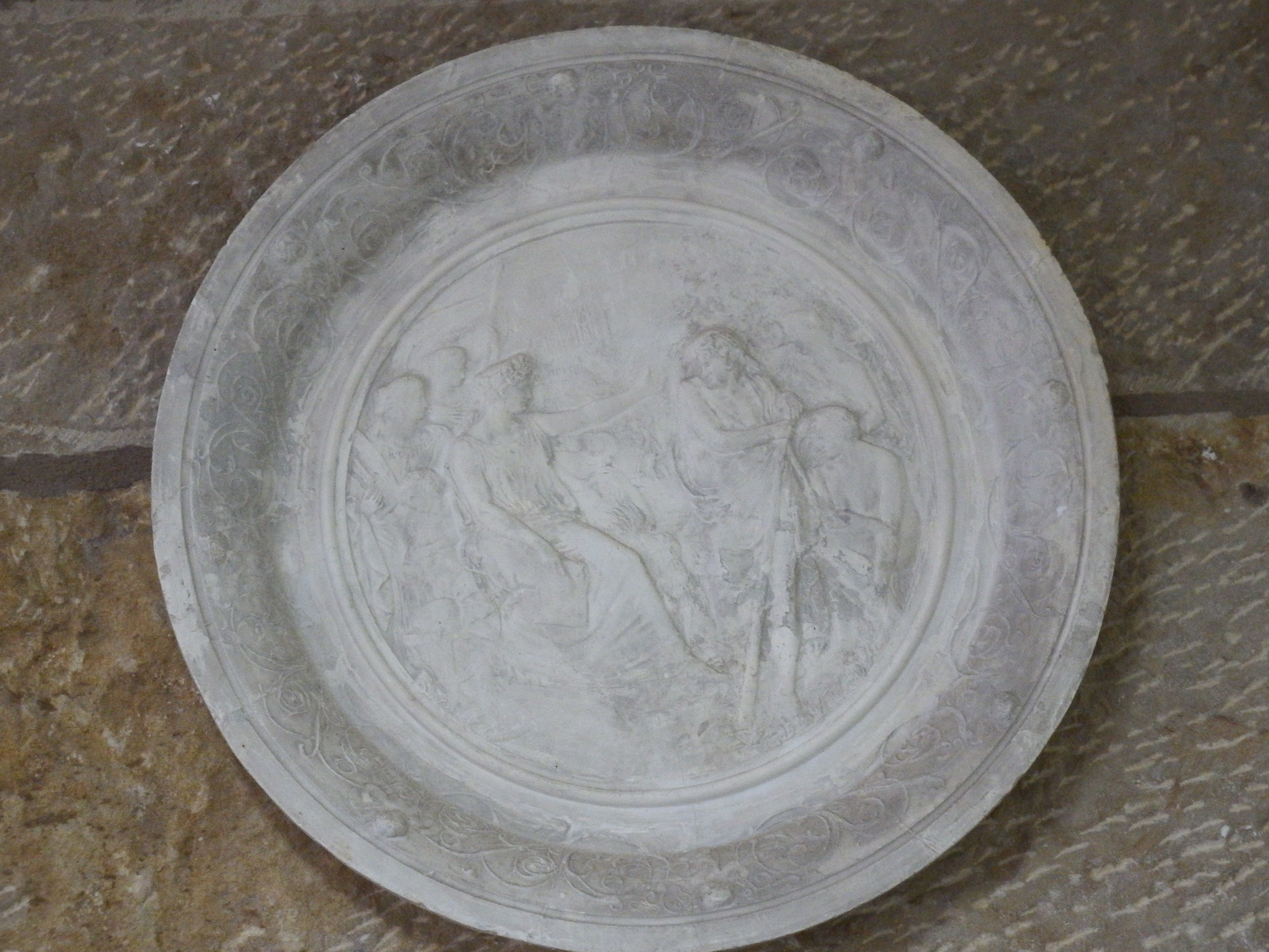 plat orné d'un médaillon : L'Ignorance conviée par le Savoir - © Ministère de la Culture (France), Direction régionale des affaires culturelles de Bourgogne-Franche-Comté – Diffusion restreinte