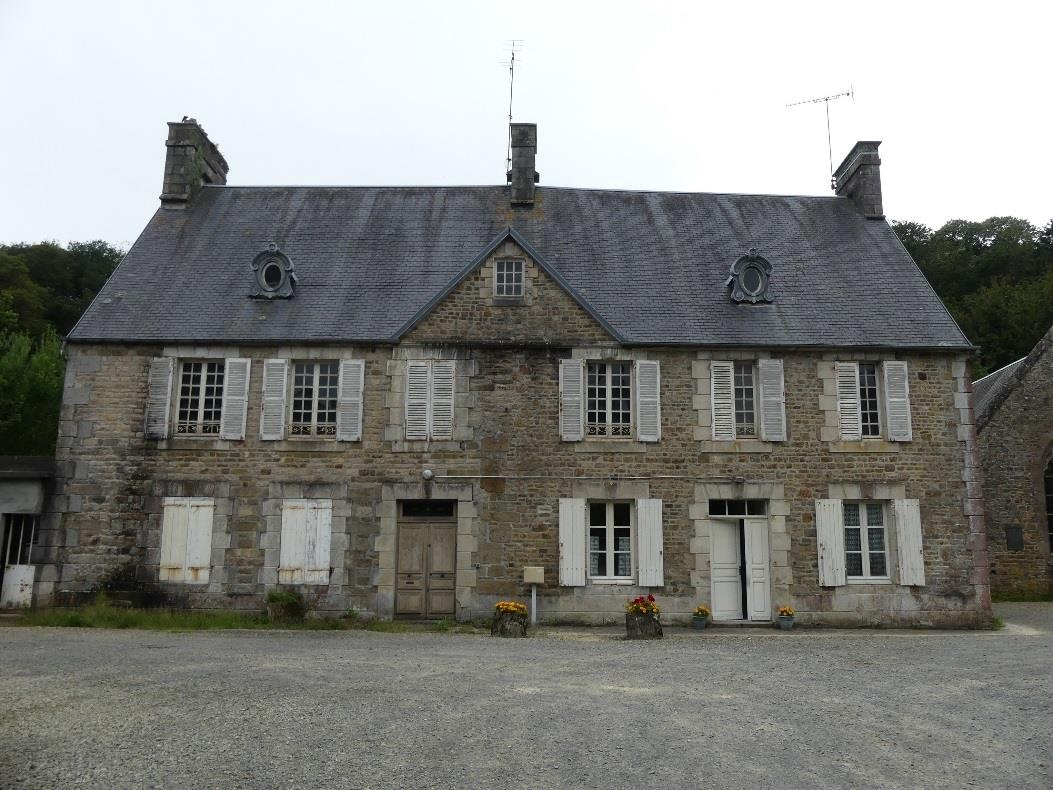 Vue générale de la façade principale du corps de logis