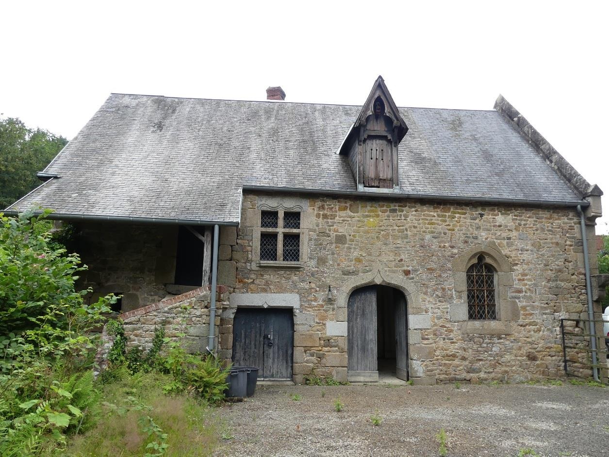 Vue générale de la façade sud du bâtiment abritant la chapelle et la maison du chapelain