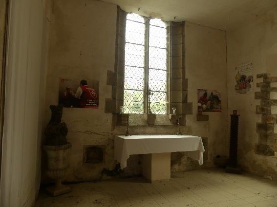 Intérieur de la chapelle : vue vers l’autel