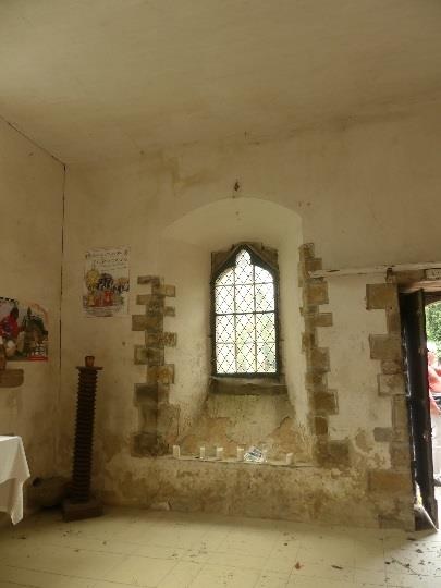 Intérieur de la chapelle : vue du mur sud