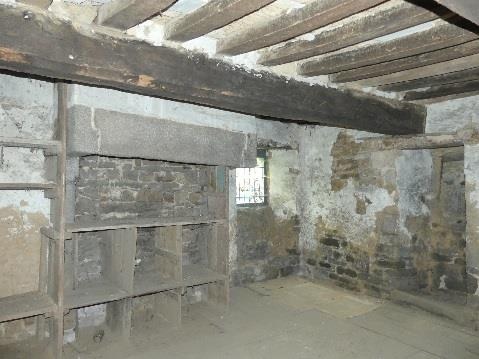 Intérieur de la maison du chapelain : pièce à feu