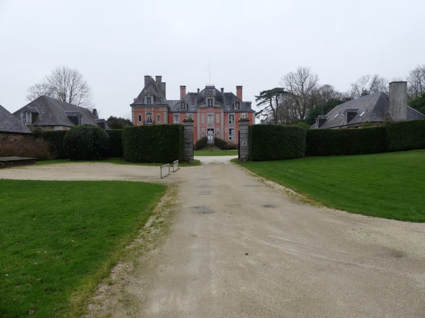 Vue de situation des communs depuis l’entrée principale du château