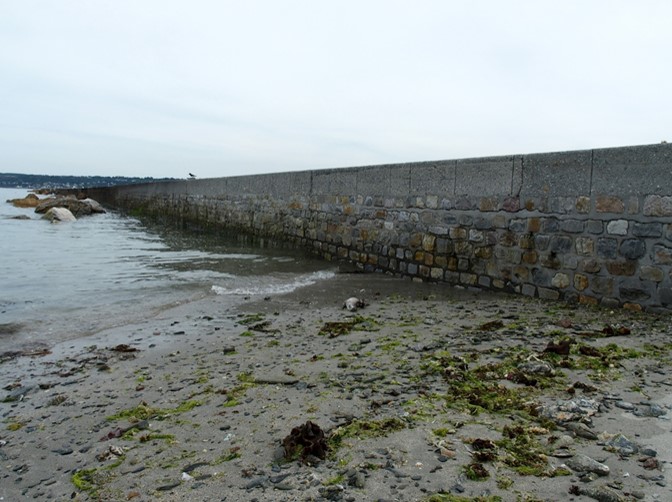 Vue générale de la digue depuis le rivage : élévation ouest