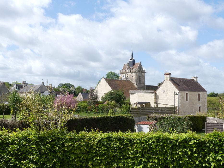 vue partielle de l'église dans son environnement depuis le Nord-Est