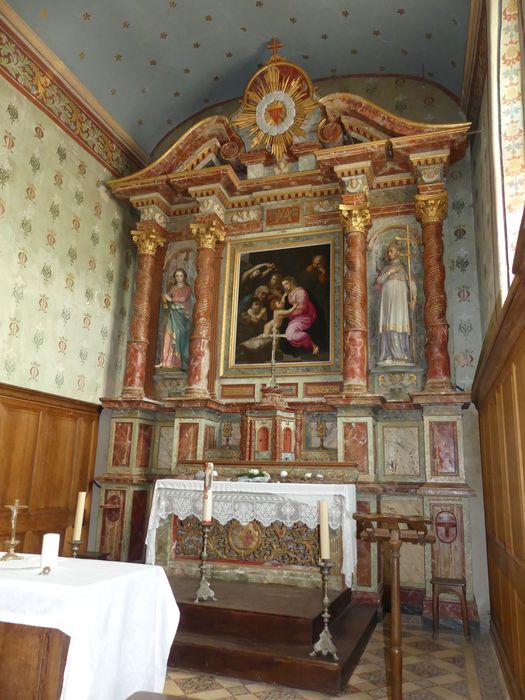 autel (maître-autel), tabernacle, retable, tableau : Sainte Famille, statues : Saint Charles Borromée et Sainte Madeleine