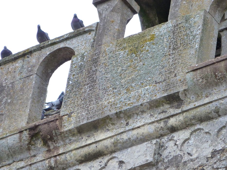 clocher, détail de la balustrade, détail d'une pierre dédicacée