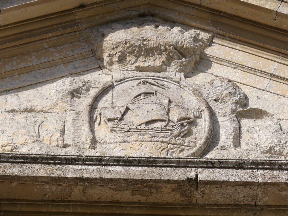 façade nord-est, détail du fronton de l'avant-corps central