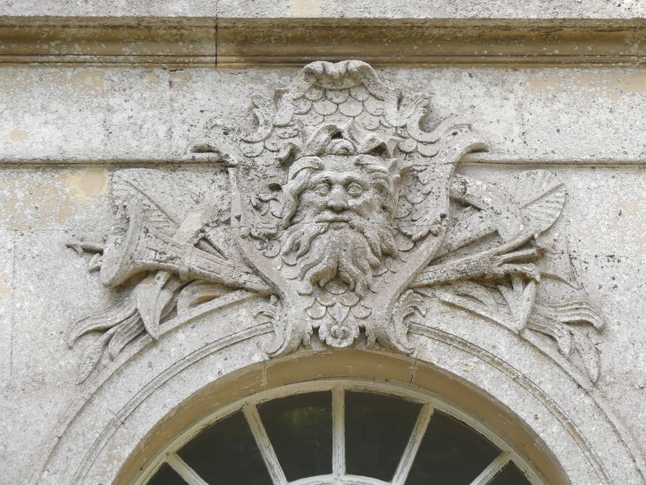 façade sud, détail d'une agrafe sculptée du rez-de-chaussée