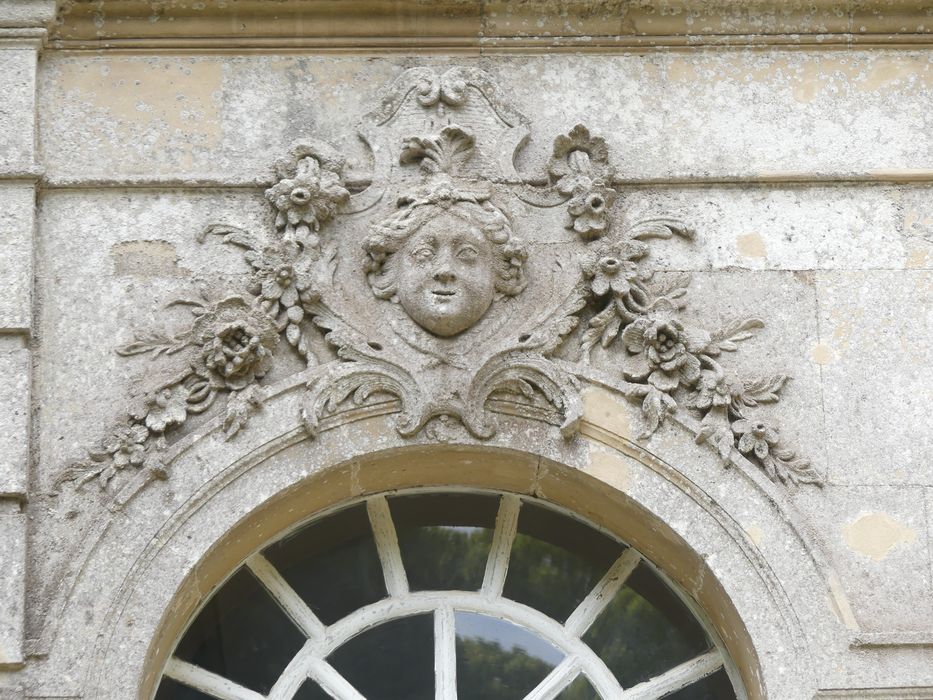 façade sud, détail d'une agrafe sculptée du rez-de-chaussée