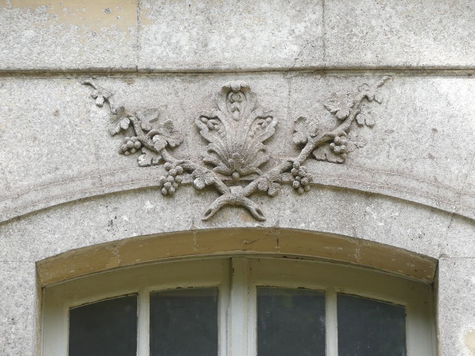 façade sud, détail d'une agrafe sculptée du rez-de-chaussée