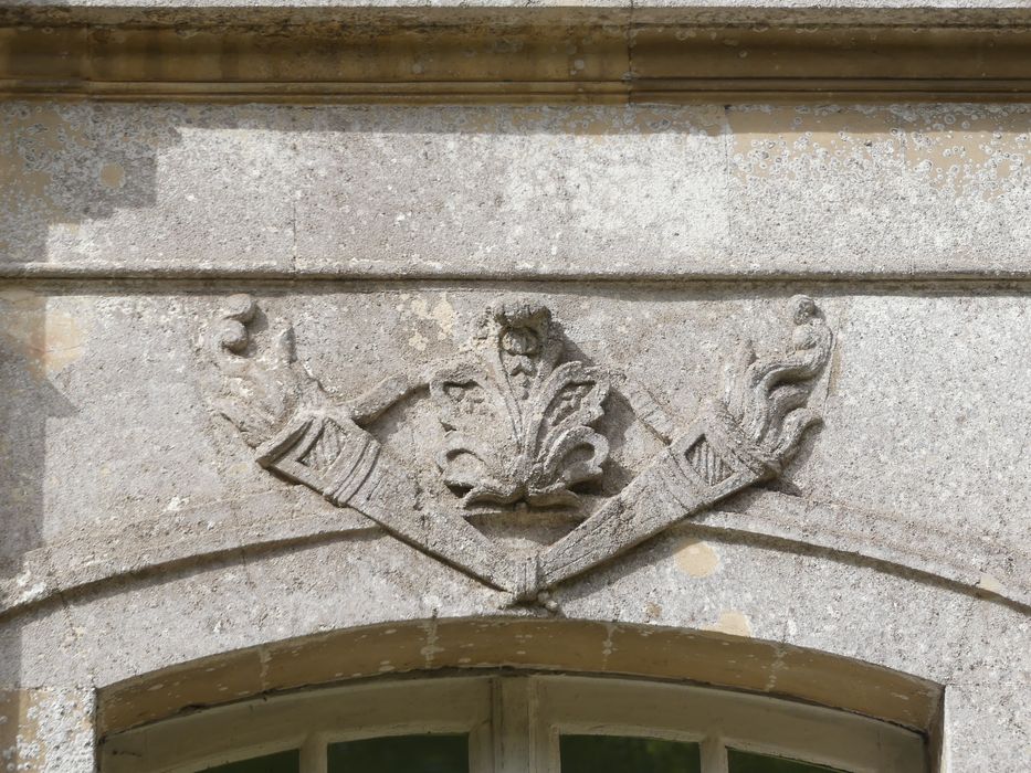 façade sud, détail d'une agrafe sculptée du rez-de-chaussée