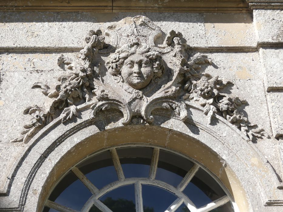 façade sud, détail d'une agrafe sculptée du rez-de-chaussée
