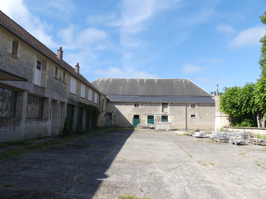 communs, façade sur cour