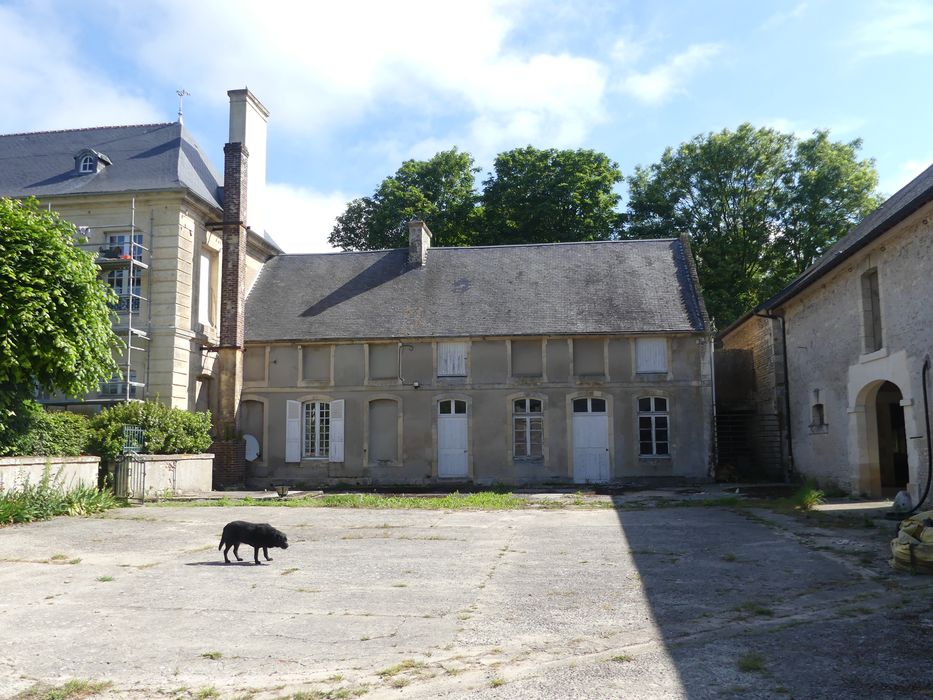communs, façades sur cour