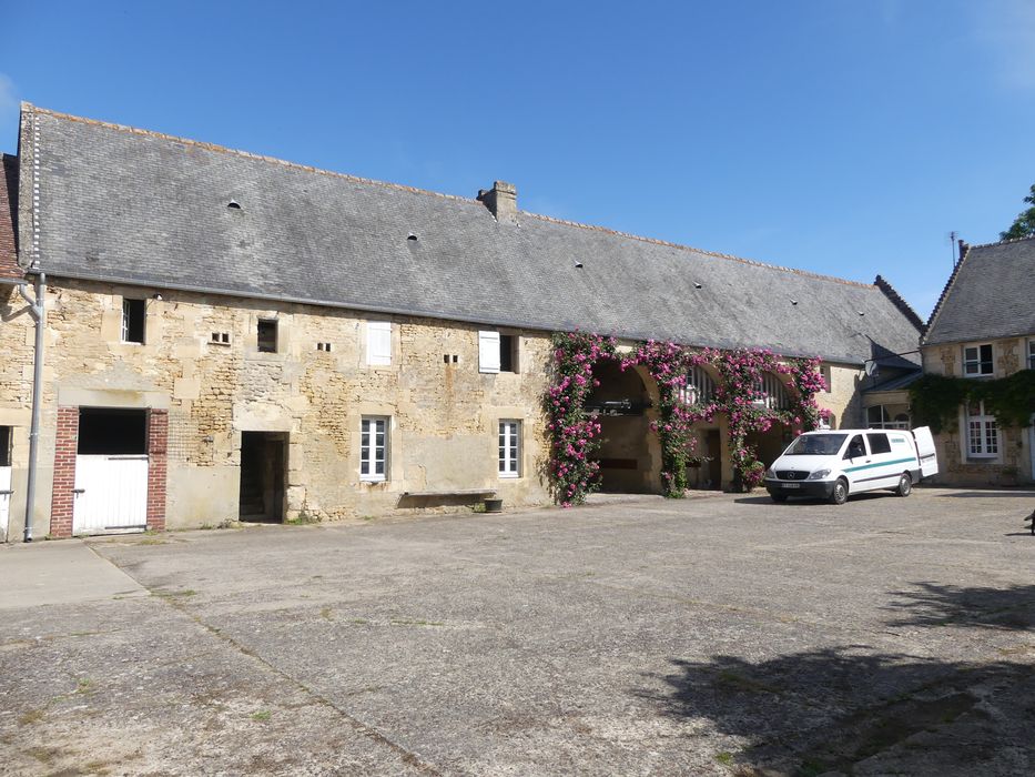 communs, façade sur cour