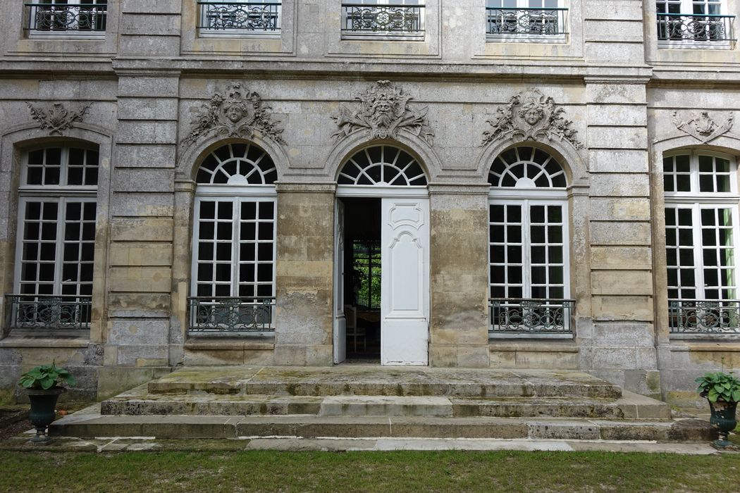 façade nord-est, porte d'accès