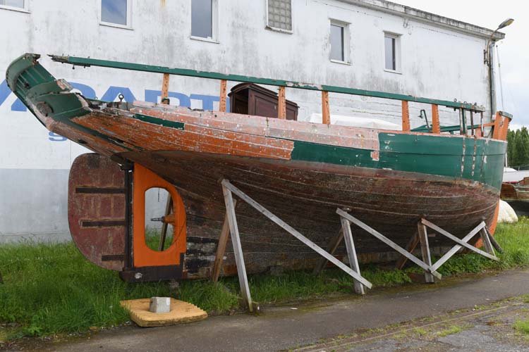 bateau de pêche, puis bateau de plaisance (cotre) dit Déhel