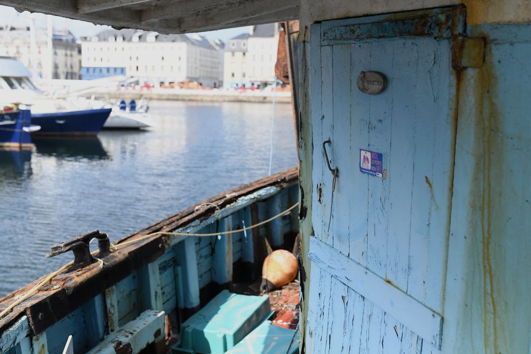 bateau de pêche (chalutier de pêche) dit Jacques-Louise, porte d'accès aux toilettes