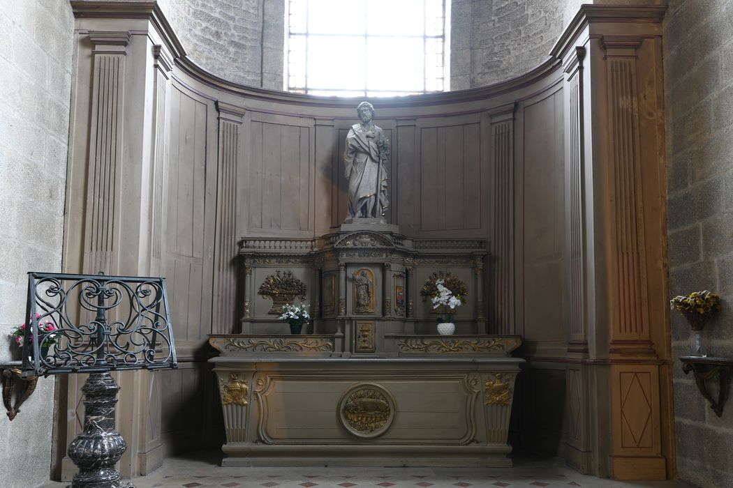 autel du collatéral sud, tabernacle, bas-reliefs (panneaux sculptés), statue : Saint Joseph - © Ministère de la Culture (France), Direction Régionale des Affaires Culturelles de Normandie – Tous droits réservés 