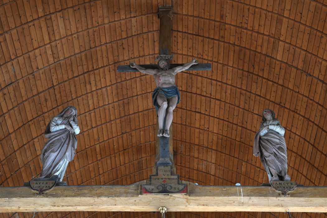 statues (poutre de gloire) : Christ en croix, saint Jean, Vierge - © Ministère de la Culture (France), Direction Régionale des Affaires Culturelles de Normandie – Tous droits réservés 