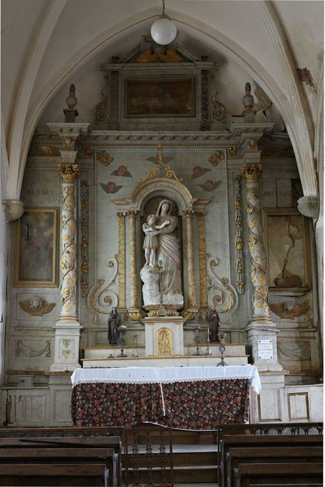 autel de la Vierge, retable, statue : Vierge présentant l'Enfant Jésus - © Ministère de la Culture (France), Direction Régionale des Affaires Culturelles de Normandie – Tous droits réservés 