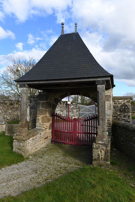 Porche d’accès sud-est à l’enclos du cimetière