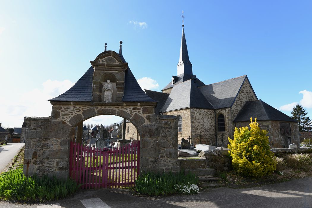 Porche d’accès sud-est à l’enclos du cimetière