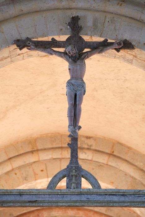 statue de poutre de gloire : Christ en croix - © Ministère de la Culture (France), Direction Régionale des Affaires Culturelles de Normandie – Tous droits réservés 