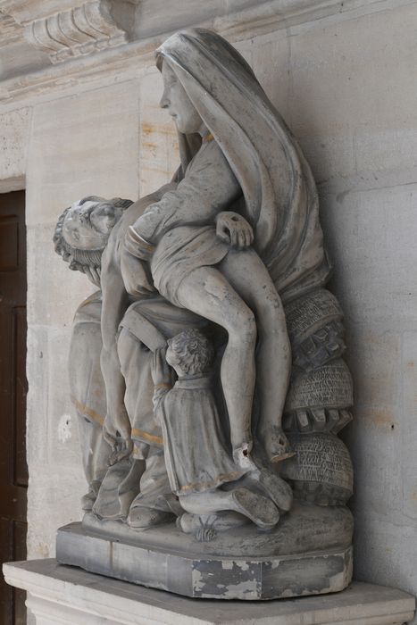 groupe sculpté : Vierge de Pitié, profil gauche