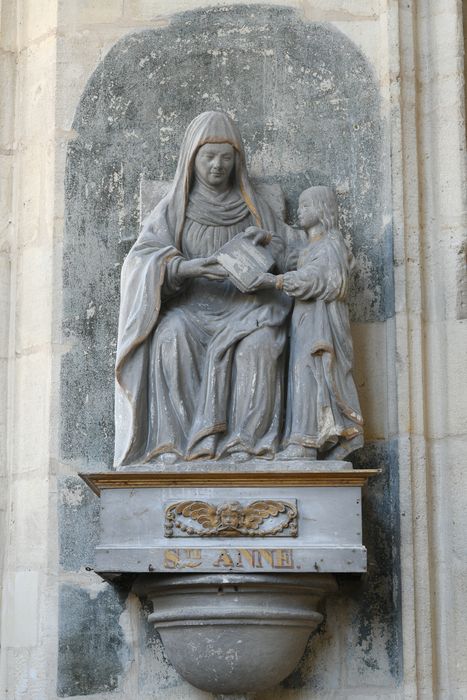 groupe sculpté : Education de la Vierge - © Ministère de la Culture (France), Direction Régionale des Affaires Culturelles de Normandie – Tous droits réservés 