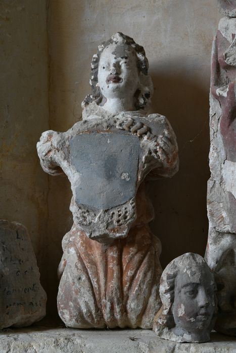 statue : Ange tenant un blason - © Ministère de la Culture (France), Direction Régionale des Affaires Culturelles de Normandie – Tous droits réservés 