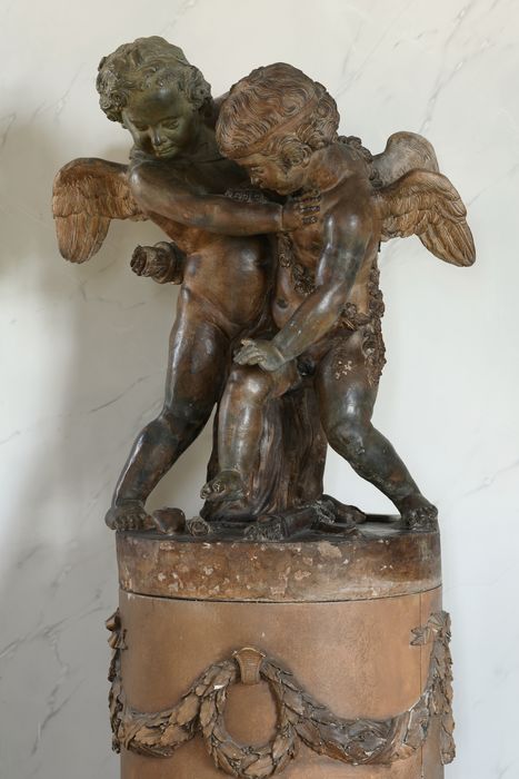 groupe sculpté et son piédestal : Deux amours luttant pour un coeur - © Ministère de la Culture (France), Direction Régionale des Affaires Culturelles de Normandie – Tous droits réservés 