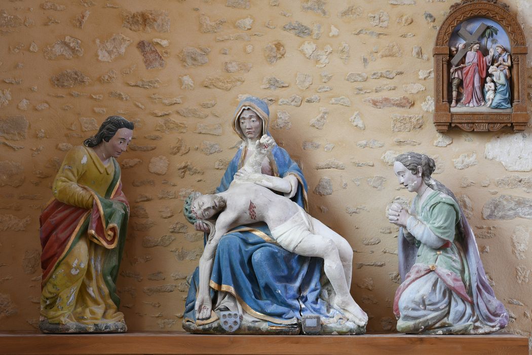 groupe sculpté : Vierge de Pitié, saint Jean, Marie-Madeleine - © Ministère de la Culture (France), Direction Régionale des Affaires Culturelles de Normandie – Tous droits réservés 